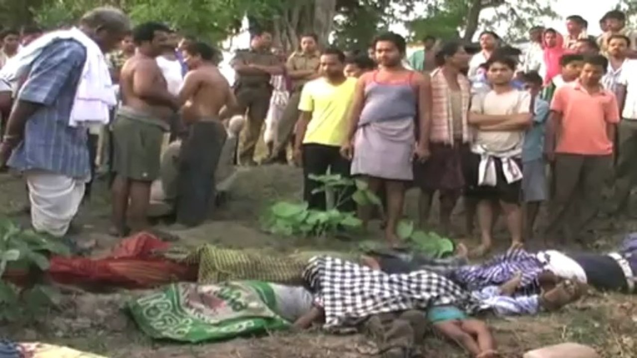 10 dead as car rams into tree