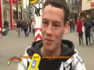 Un allemand decrit la femme parfaite à coté de sa copine