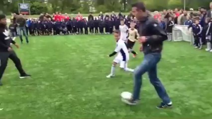 Robin van Persie démontre toute sa technique face ... à des enfants