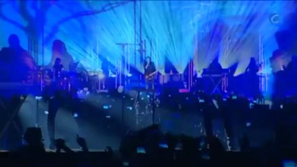 Alejandro Sanz llega al corazón de su público y le anima a "seguir caminado"