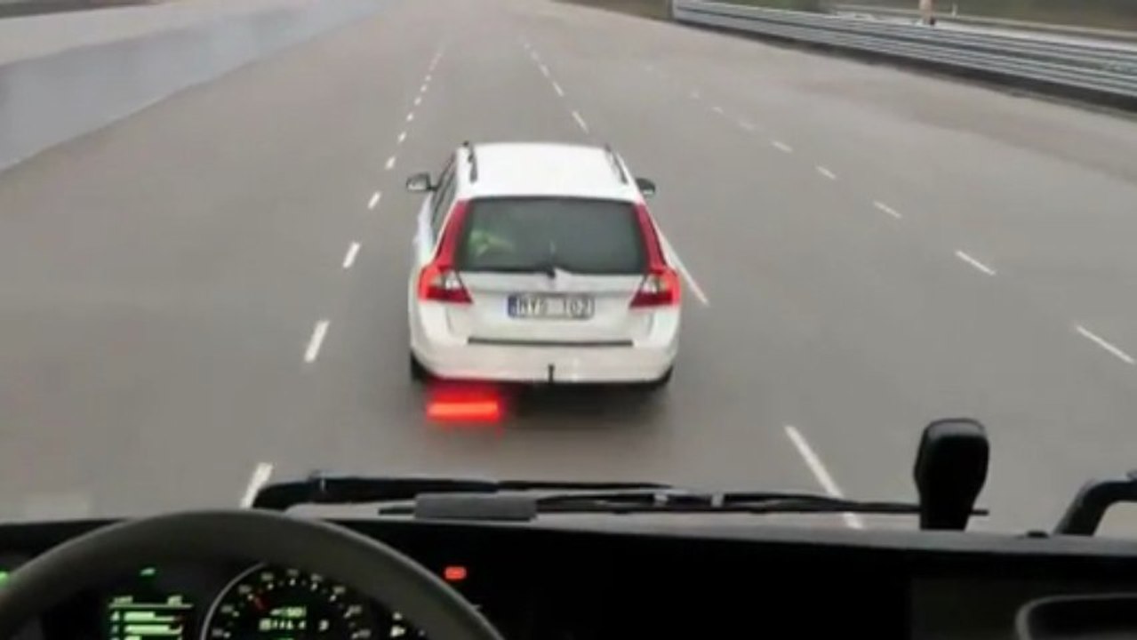 Volvo Trucks Emergency braking / Экстренное торможение грузовиков Volvo