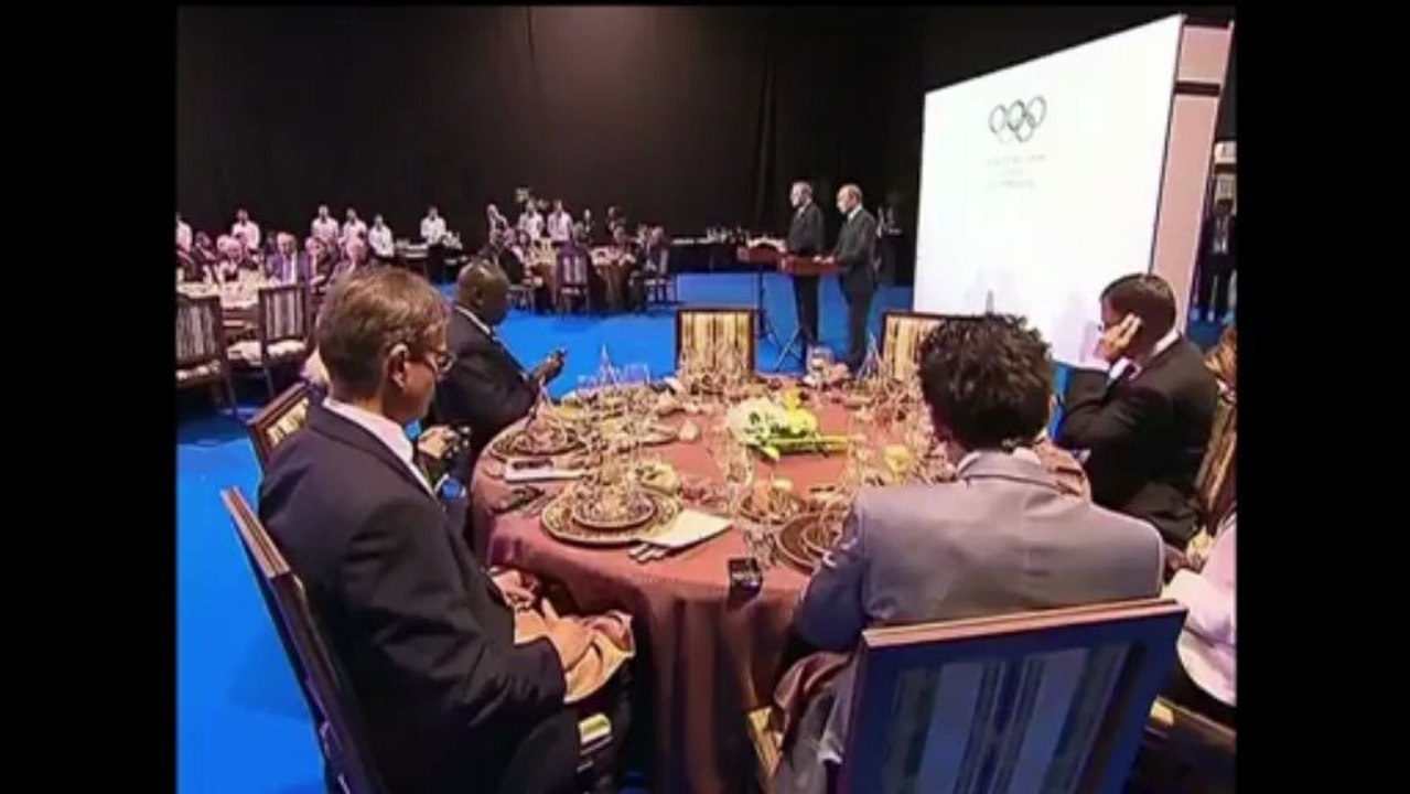Putin shows Sochi-2014 Olympic medals to Rogge