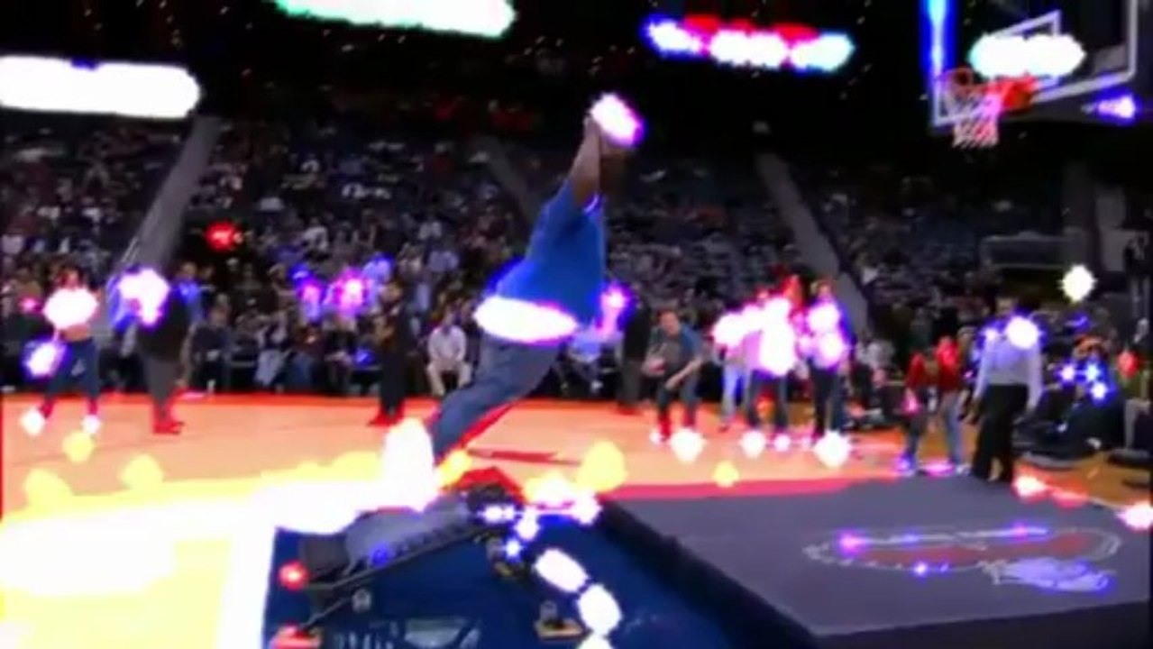 Un gros qui fait un dunk au basket