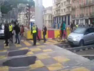 Une voiture bloque la circulation des trams à Grenoble