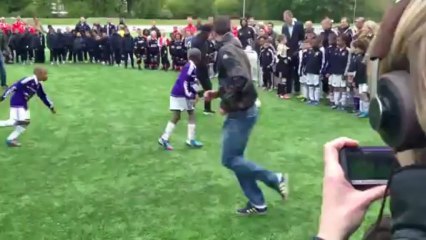 Robin Van Persie contre 3 enfants