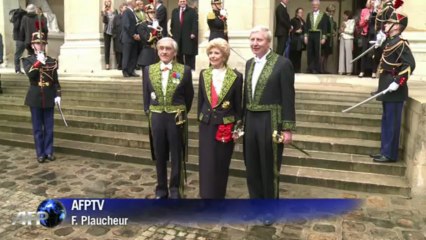 Le Nobel de médecine Hoffmann intronisé à l'Académie française