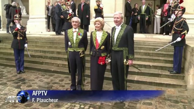 Le Nobel de médecine Hoffmann intronisé à l'Académie française