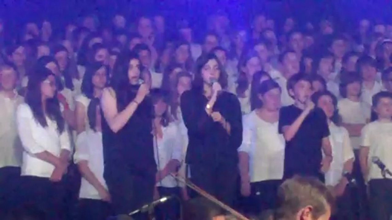 Le P'tit frère qui chante. ♥