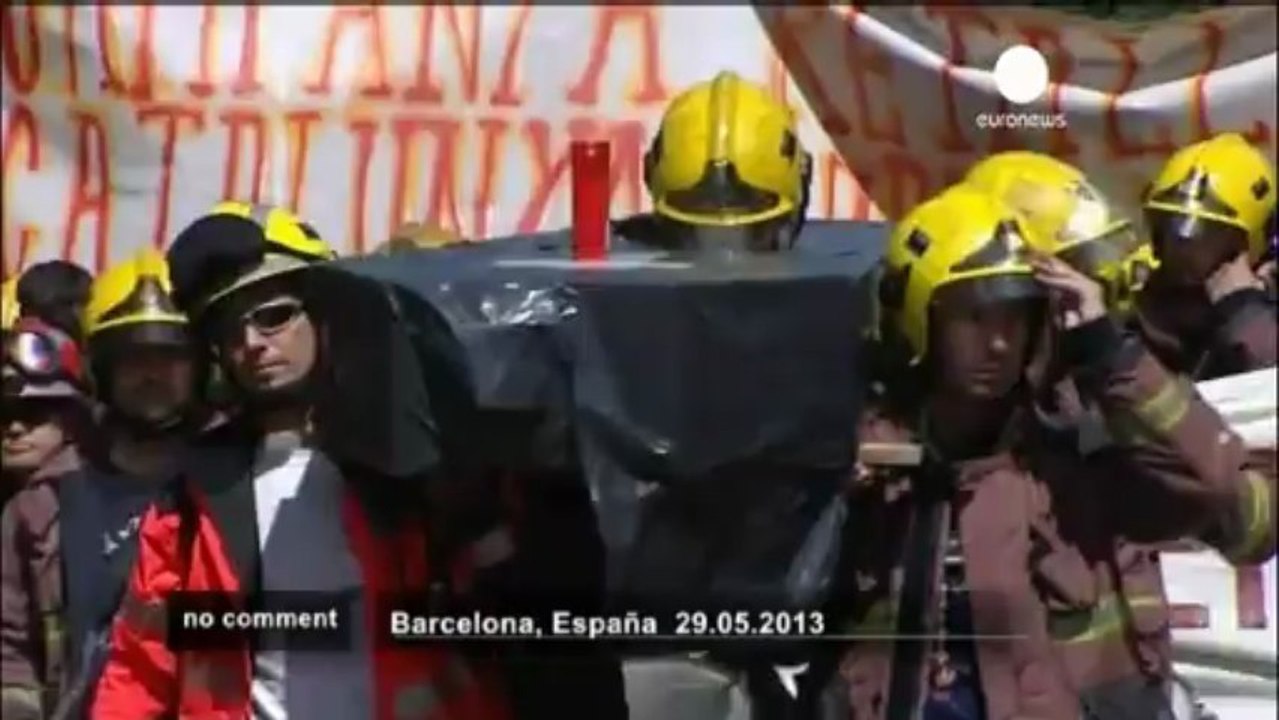 Firefighters clash with riot police in Spain - no comment