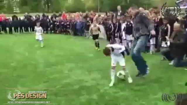 Robin van Persie ’vince facile’ contro i baby calciatori - Pes Design®