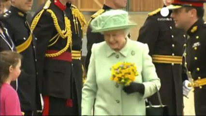 La reina Isabel II lleva flores al soldado asesinado en...