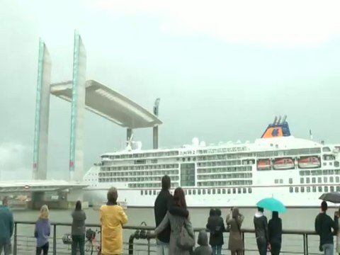 Les paquebots dansent à Bordeaux près du pont levant