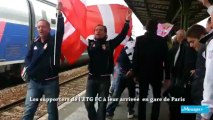 Des supporters de l'ETG FC à leur arrivée à la gare de Paris