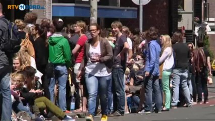 下载视频: Lange rij van Groninger studenten in Stad - RTV Noord