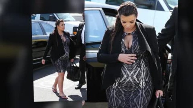 Kim Kardashian glisse son ventre rebondi dans une robe moulante