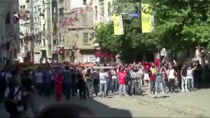 Polícia turca se retira de praça ocupada por manifestantes