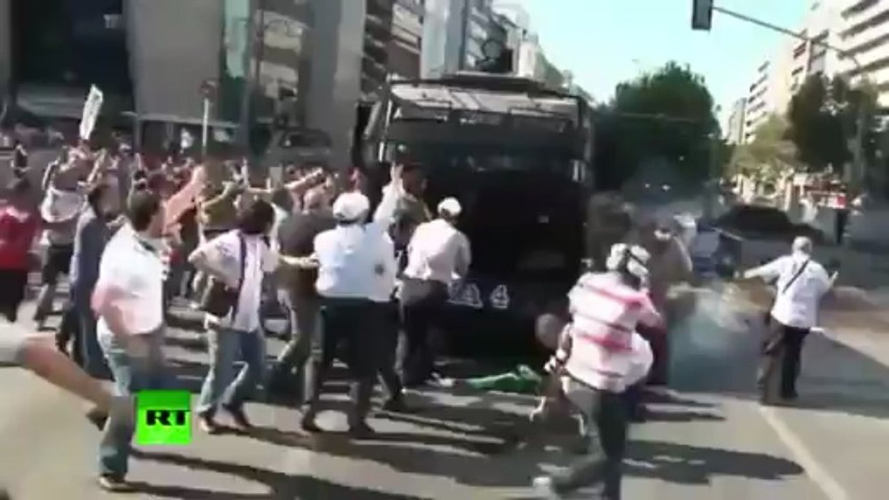ANKARA KIZILAY TOMA Direnişciyi haince çarparken