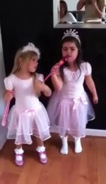 Two girls sing Super Bass, the hit of Nicki Minaj! Amazing