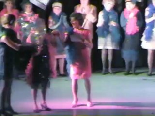 Alain chante : "La java de Broadway", le groupe danse. Final et remerciements.