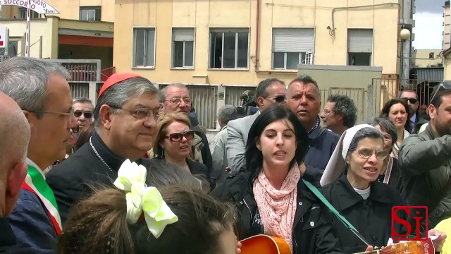 Napoli - Intolata piazza di fronte al Loreto mare a San Filippo (01.06.13)