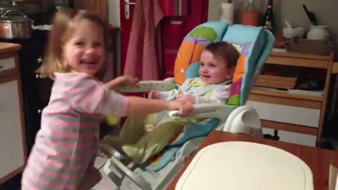 Charlotte joue avec Thomas