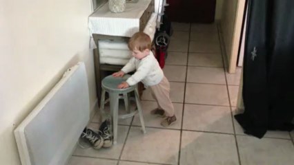 Thomas marche...avec un déambulateur !