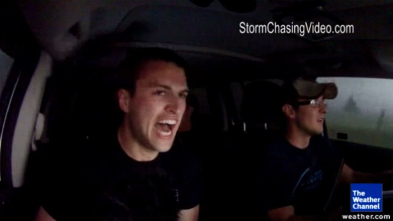 Chasseurs de tempêtes touché par une tornade - Storm Chasers Hit by Tornado