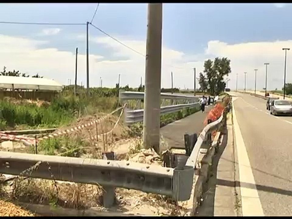 San Giorgio a Cremano (NA) - Il sindaco e il palo al centro carreggiata (29.05.13)
