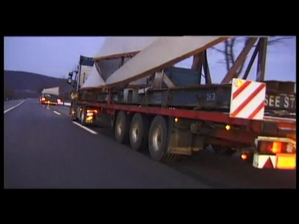 4 Sondertransporter bringen Kirchendachelemente nach Hainburg