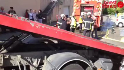 Laval. Feu de voiture dans un parking