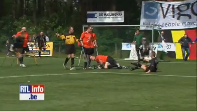 Bagarre au football entre unijambistes