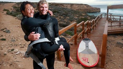 Fils fait du surf avec sa mère paralysée