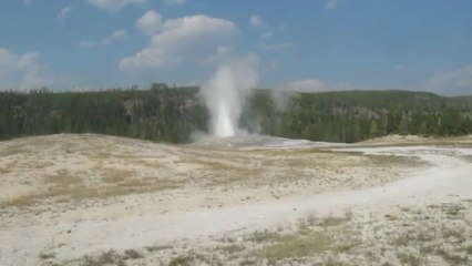 Old faithful yellowstone aout 2012