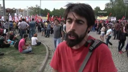 Скачать видео: Continúan las manifestaciones y la violenta represión...