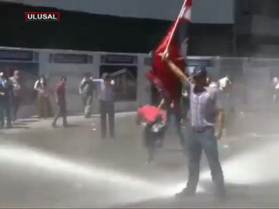 Türk bayrağına tazyikli su
