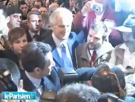 Premiers pas mouvementés de Sarkozy au salon de l'agriculture casse-toi pauvre...