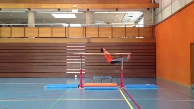 enchaînement aux barres parallèles