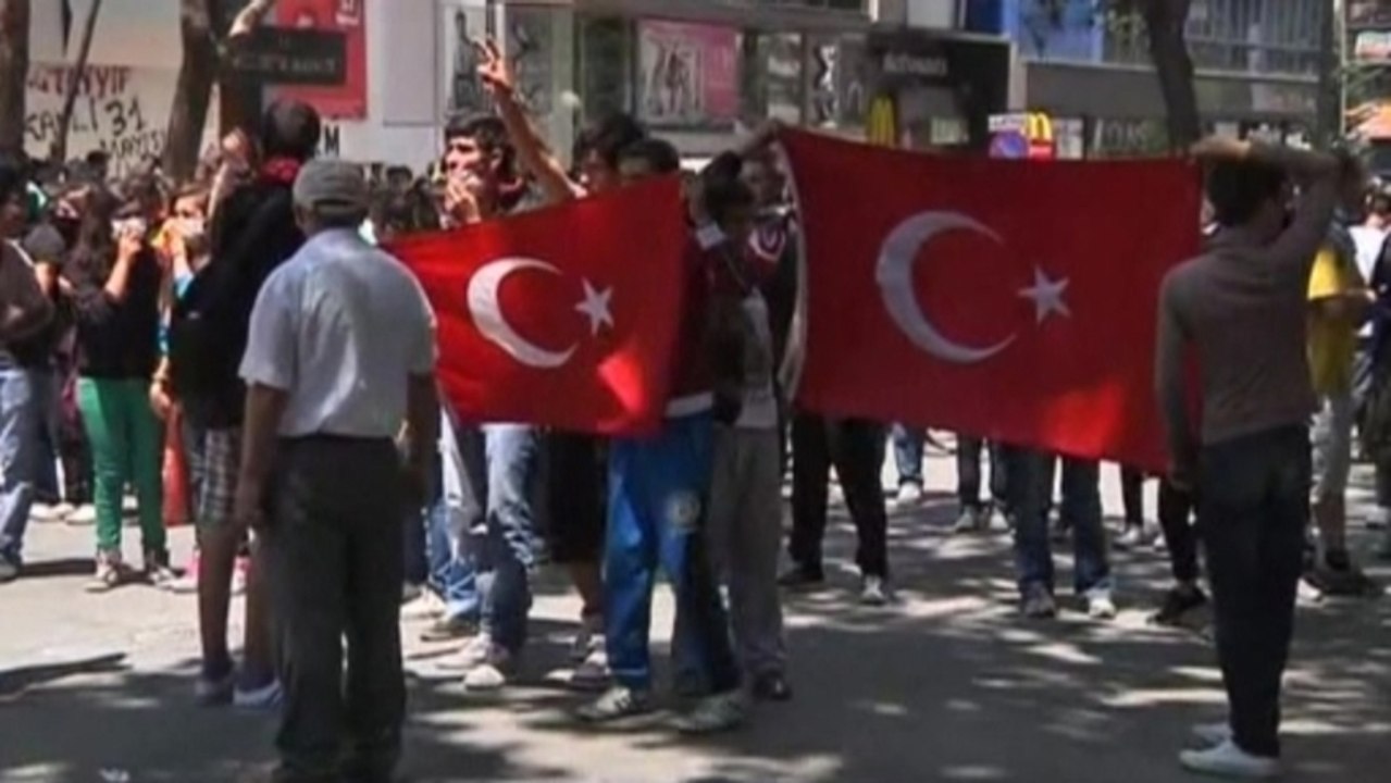 Clashes reignite in Ankara as PM blames extremists