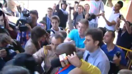 Aficionados abordan a Neymar a la salida del Hospital de Barcelona