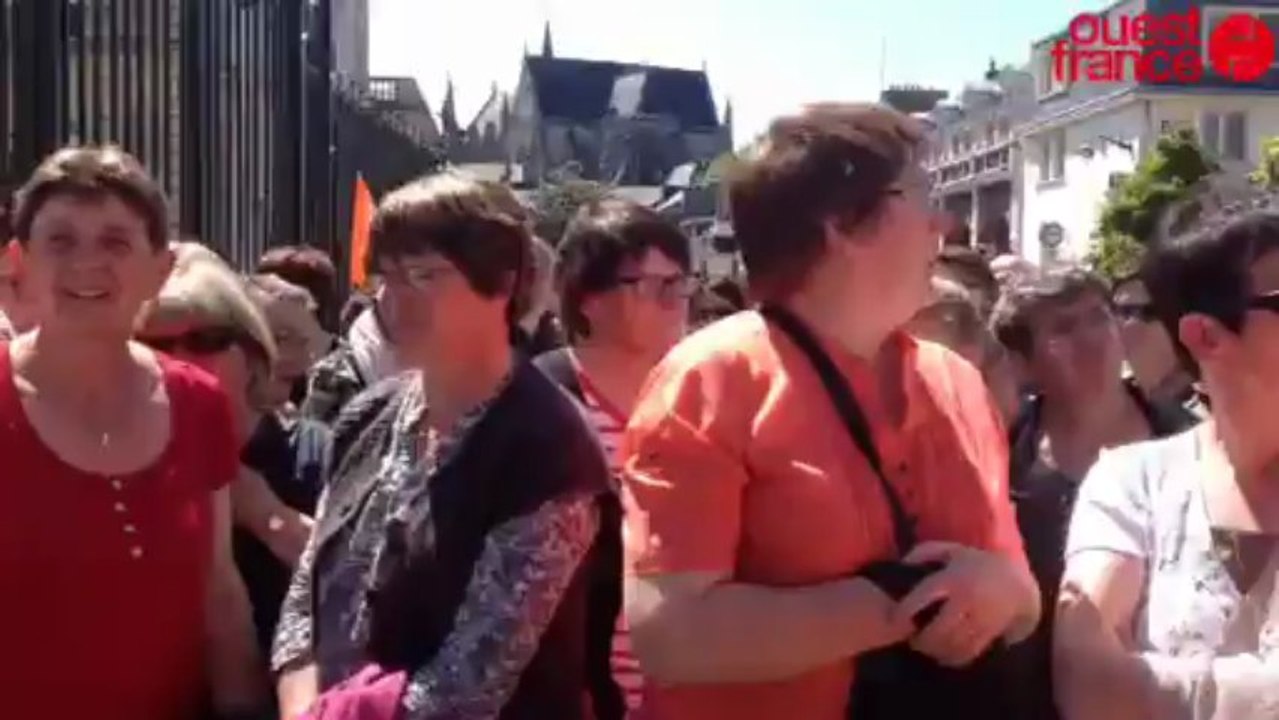 Les ex Doux devant la préfecture