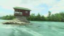 A house in the middle of the river .. Amazing!