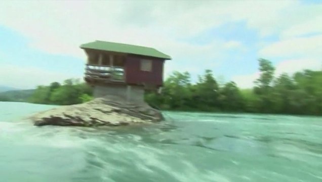 Insolite!! La maison au milieu de la rivière