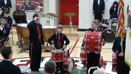 Il défonce ses cymbales en plein concert et matez sa réaction...