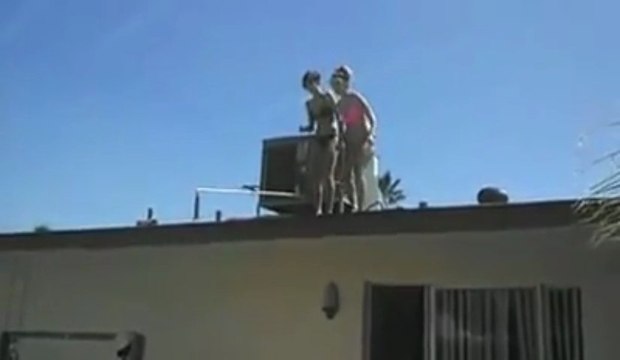 Sauter dans la piscine depuis le toit FAIL