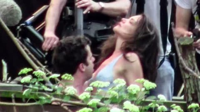 Katie Holmes en soutien-gorge pendant une scène torride avec Luke Kirby