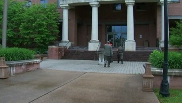 Le père du petit Adolf Hitler se rend au tribunal en uniforme nazi