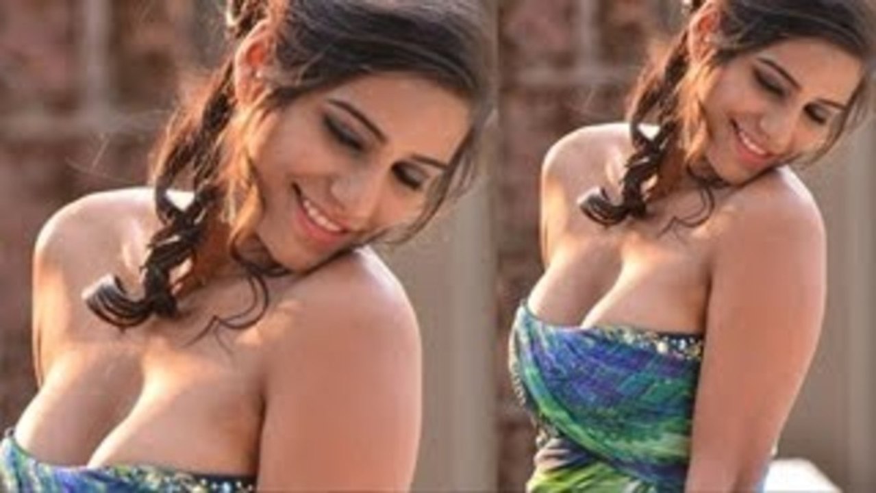 Poonam Pandey's Deep Cleavage Show In Nasha Movie