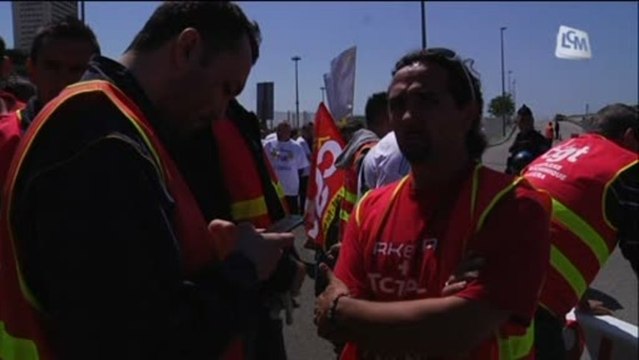 Des salariés réunis à Marseille pour accueillir Hollande