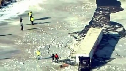 Descargar video: Un camion fini dans un lac gelé après une sortie de route!