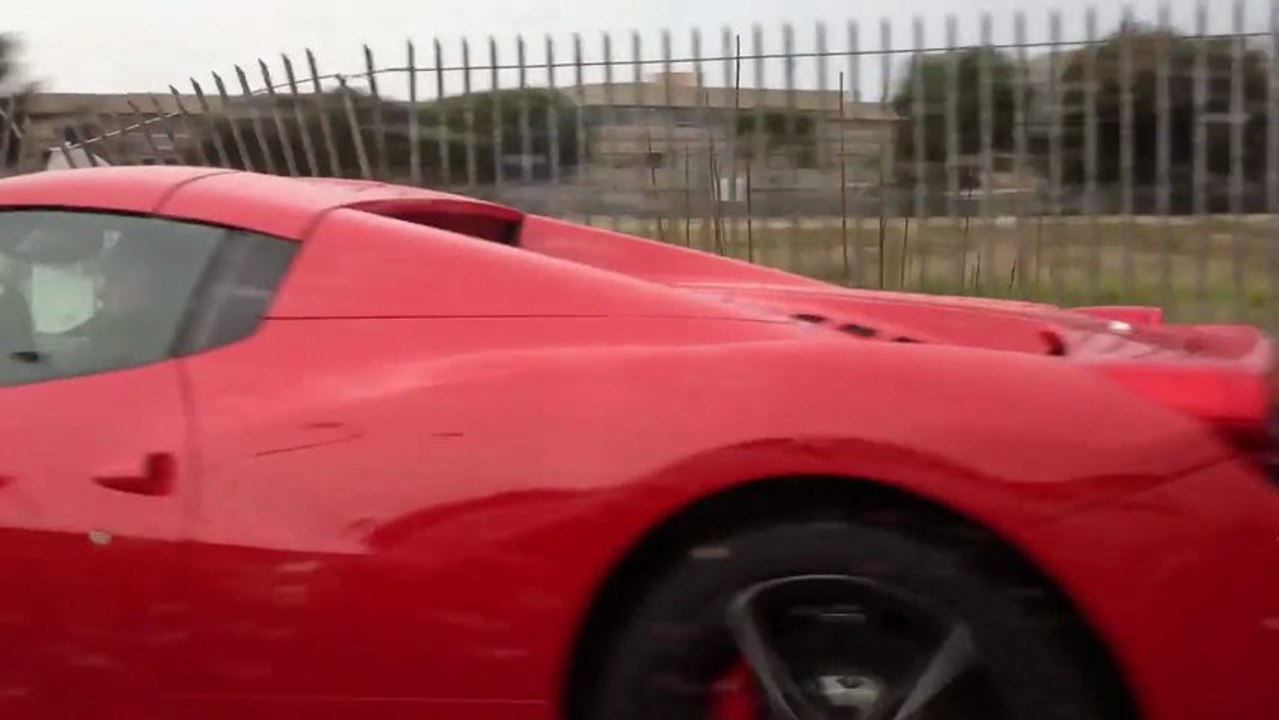 Une Ferrari 458 part en aquaplaning et s’éclate contre un mur!!!!